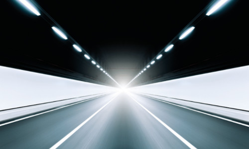 schnelle Fahrt durch einen Tunnel mit Licht am Ende